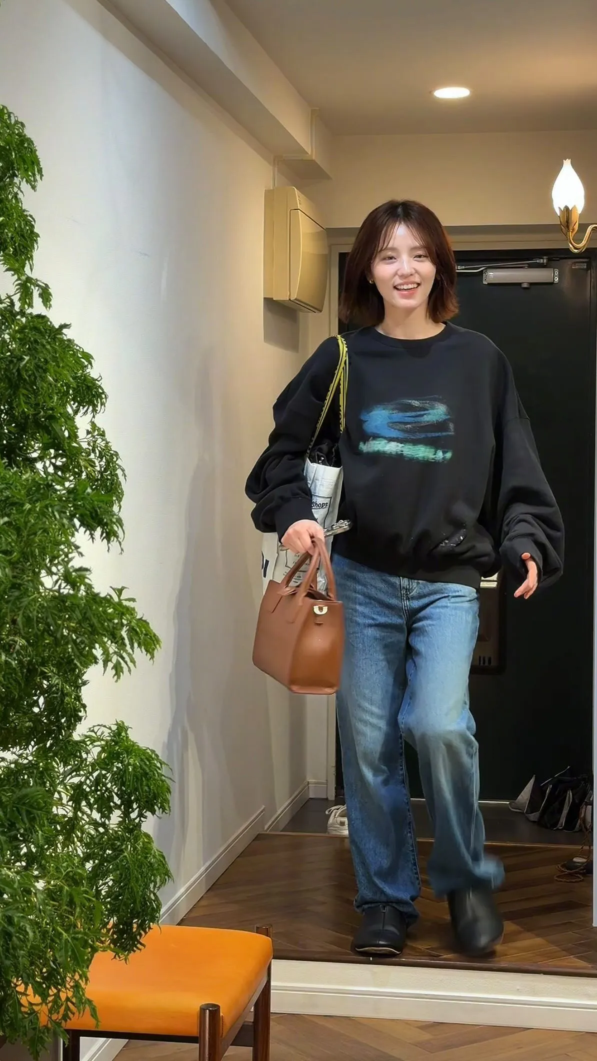 「後ろ姿で、街の視線を奪う。