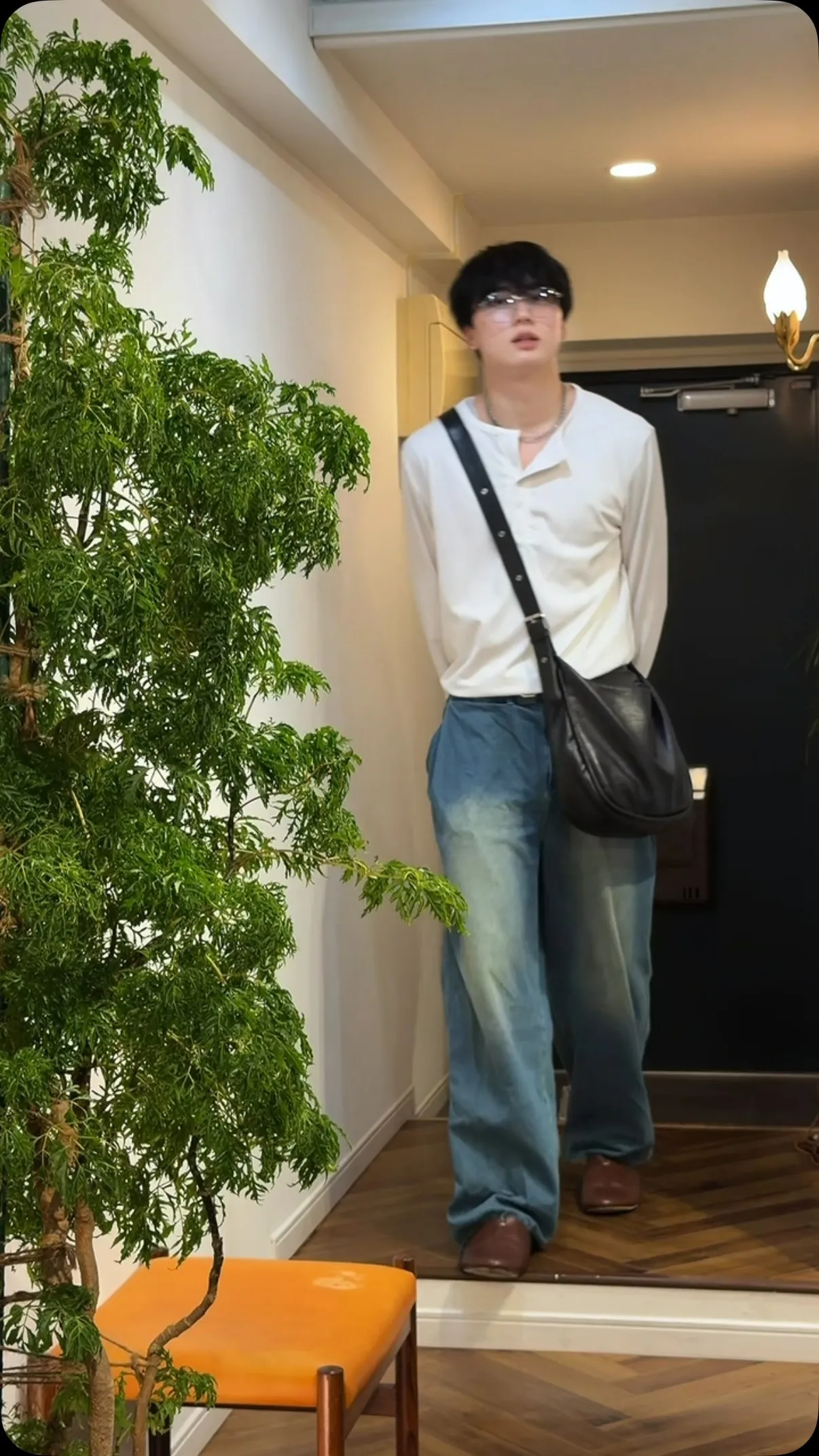 姿勢が変われば、夏服はもっと映える。