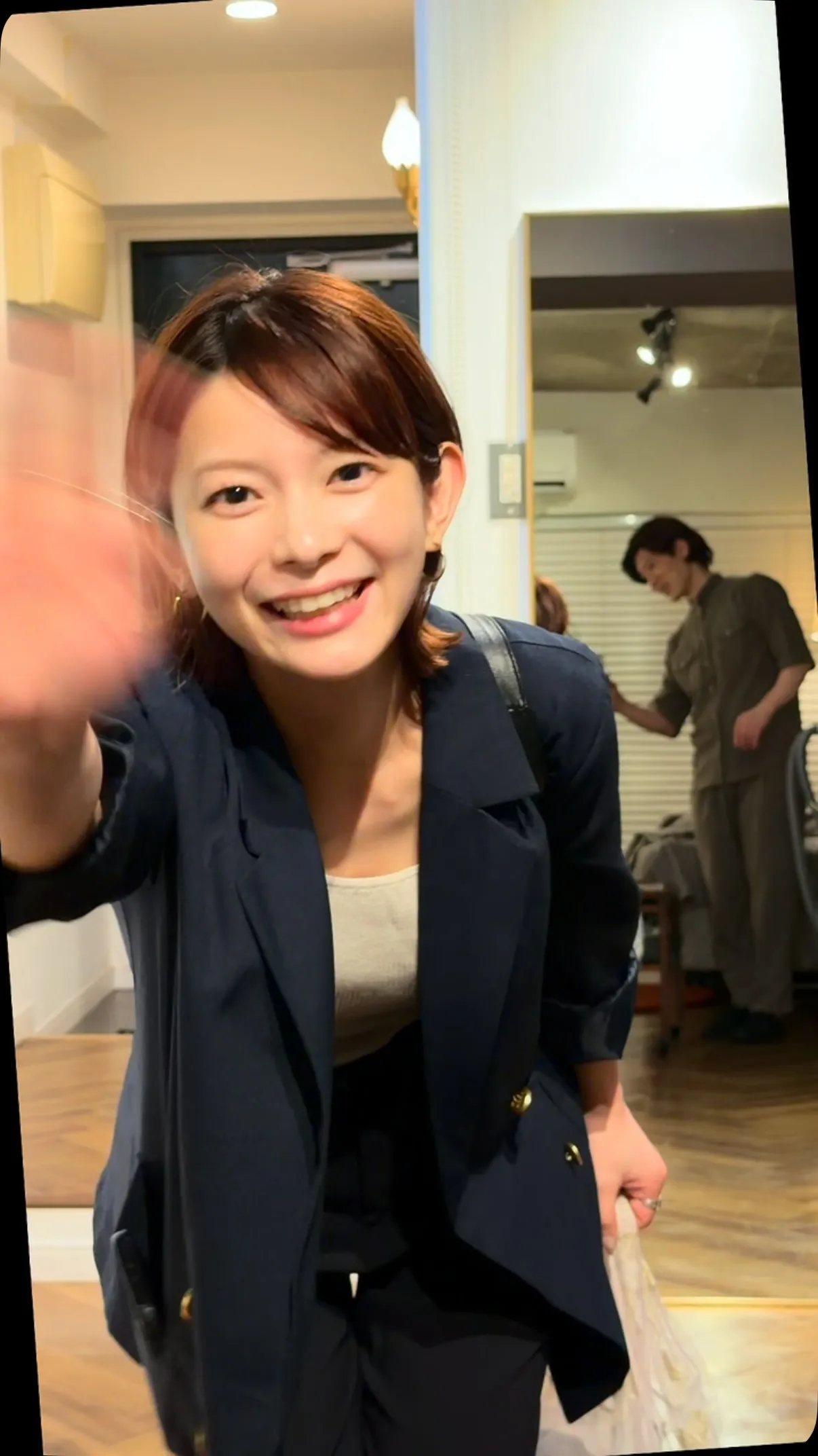 首が長くなると、顔は小さく見える。