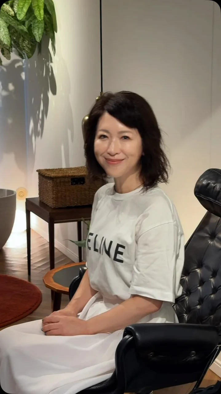 姿勢の良さは心理的要因で脳を錯覚させ、若さと品格を宿す。